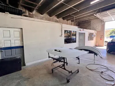 Turnkey Auto Body Shop with Established Dealership Relationships
