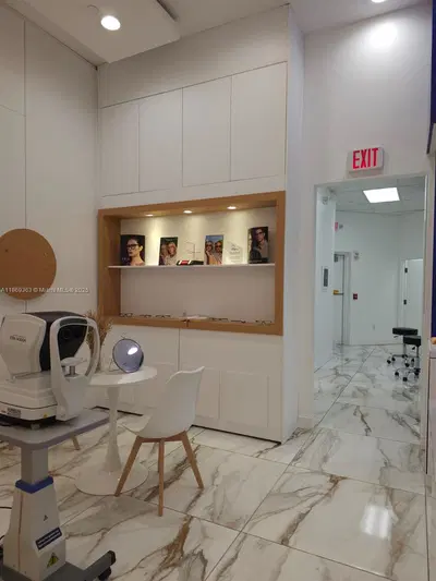 Thriving Optometry Clinic with High Traffic Location