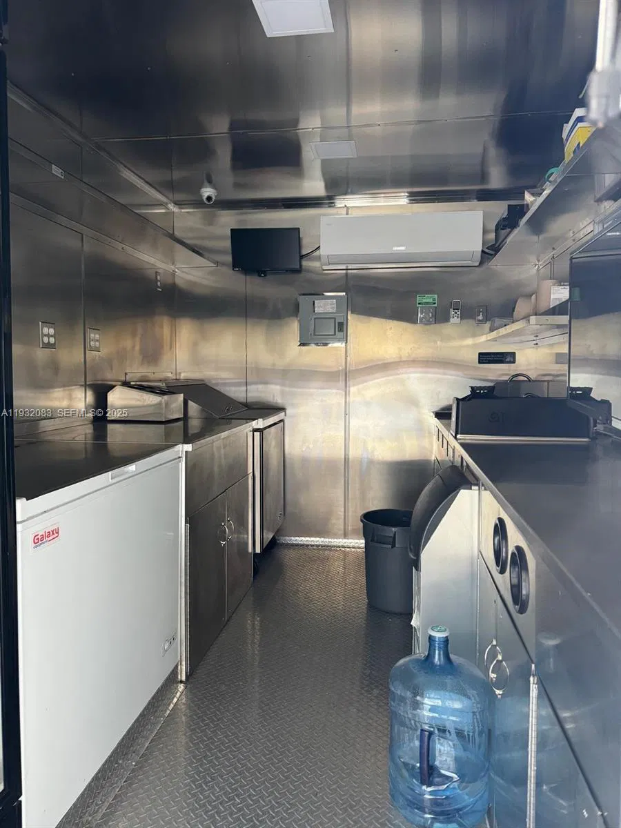 Turnkey Mobile Food Trailer with Flexible Operations