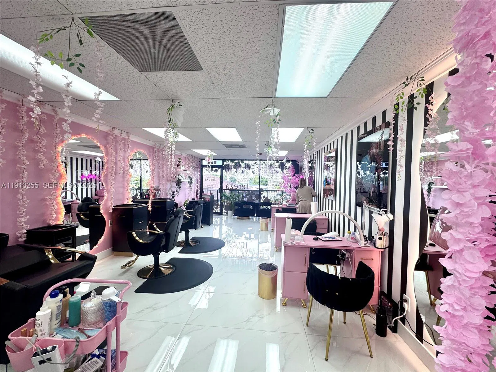 Thriving Hair Salon with a Rapidly Growing Customer Base