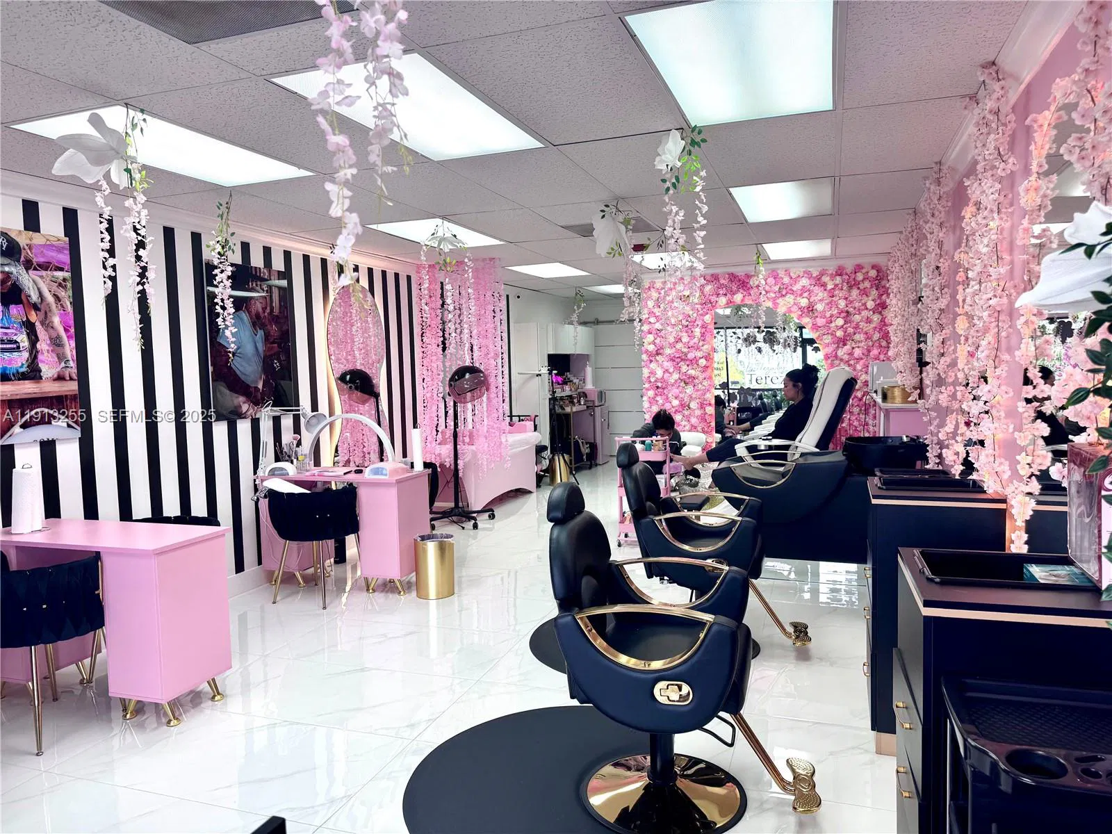 Thriving Hair Salon with a Rapidly Growing Customer Base