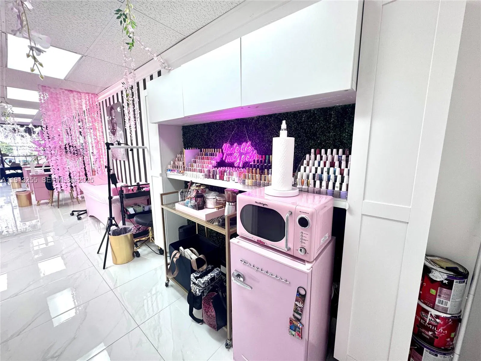 Thriving Hair Salon with a Rapidly Growing Customer Base