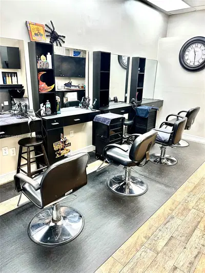 Thriving Hair Salon with Consistent Foot Traffic