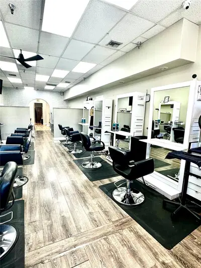 Thriving Hair Salon with Consistent Foot Traffic