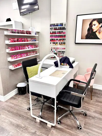 Thriving Hair Salon with Consistent Foot Traffic