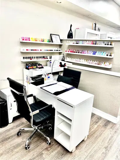 Thriving Hair Salon with Consistent Foot Traffic