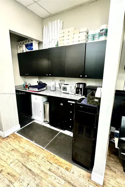 Thriving Hair Salon with Consistent Foot Traffic