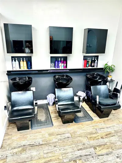 Thriving Hair Salon with Consistent Foot Traffic