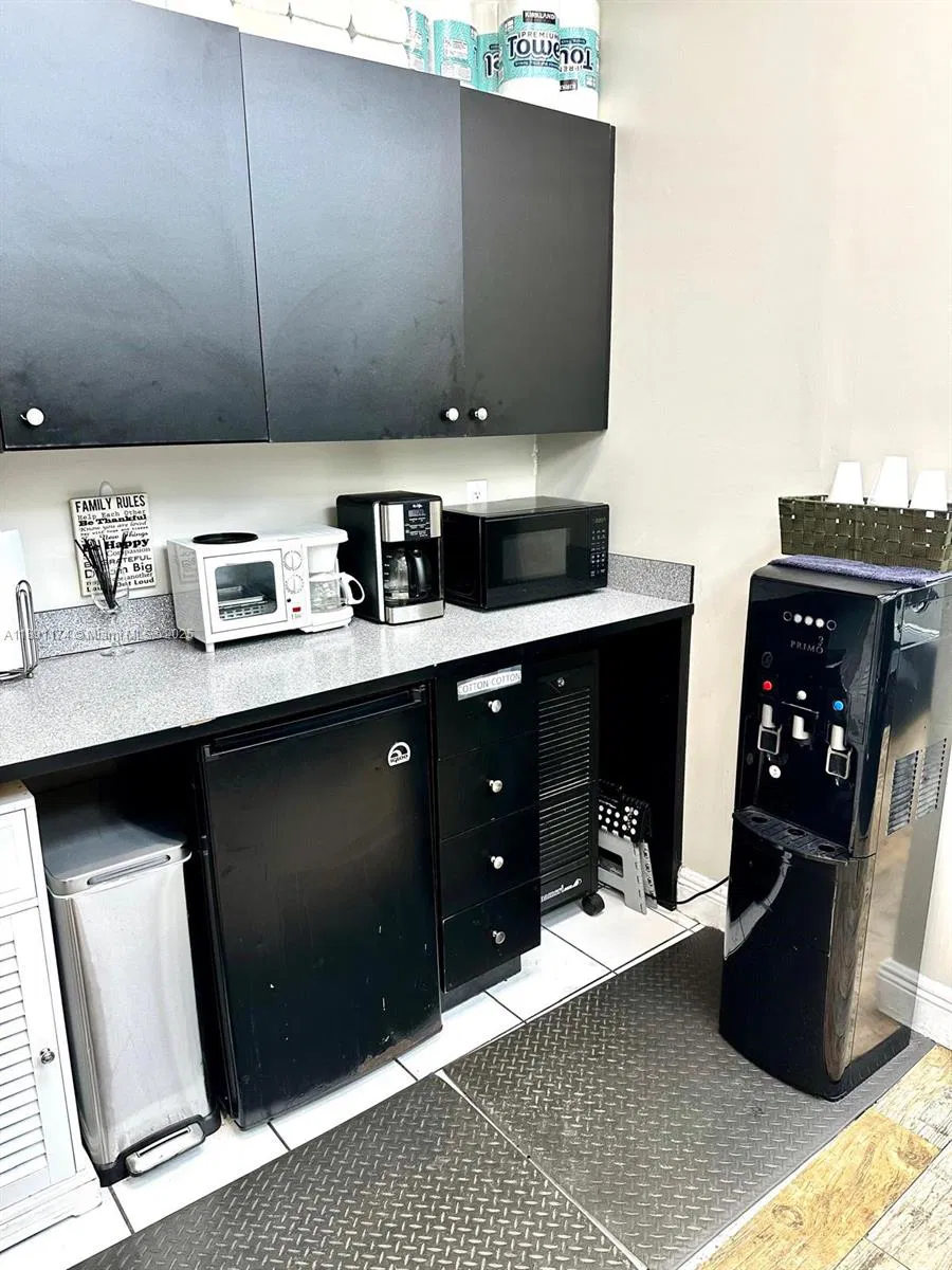 Thriving Hair Salon with Consistent Foot Traffic