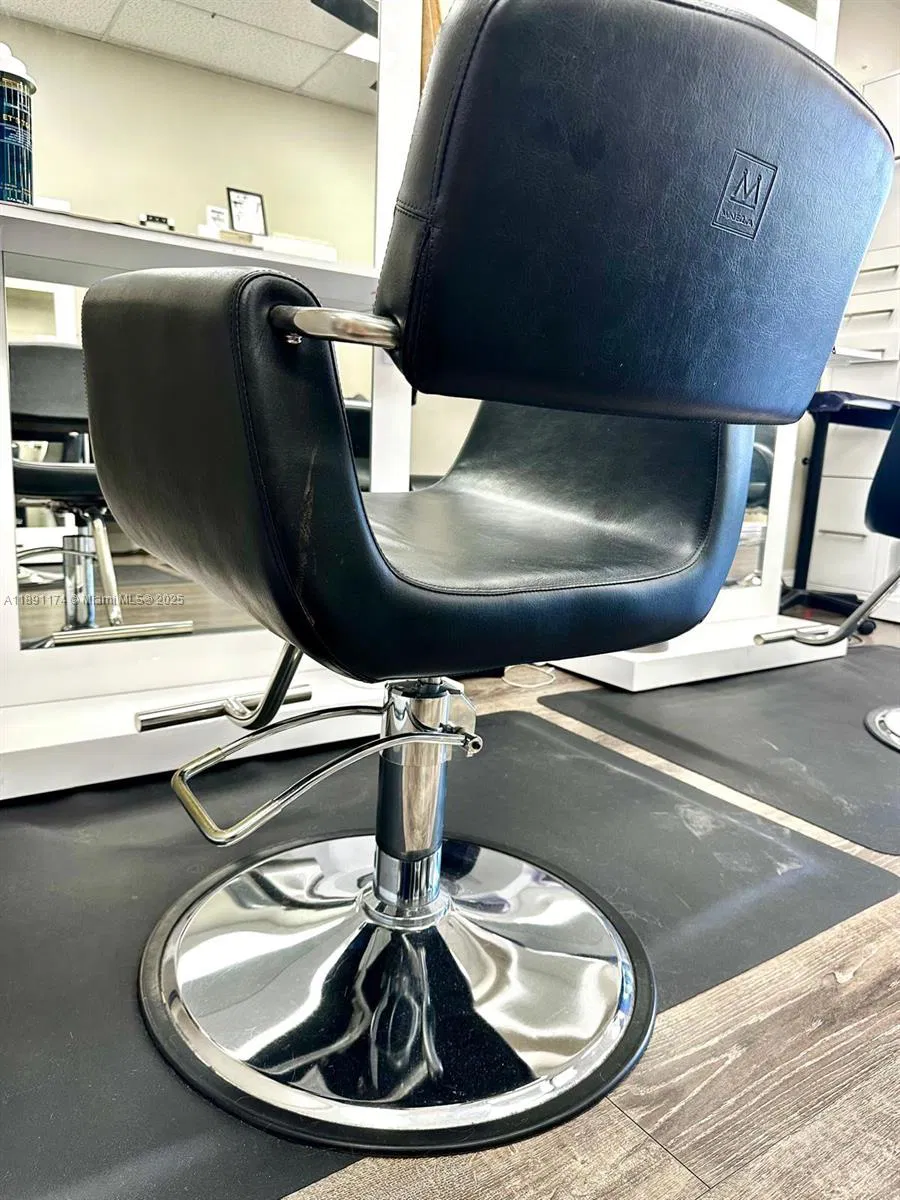 Thriving Hair Salon with Consistent Foot Traffic