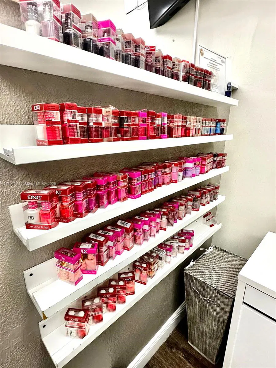 Thriving Hair Salon with Consistent Foot Traffic