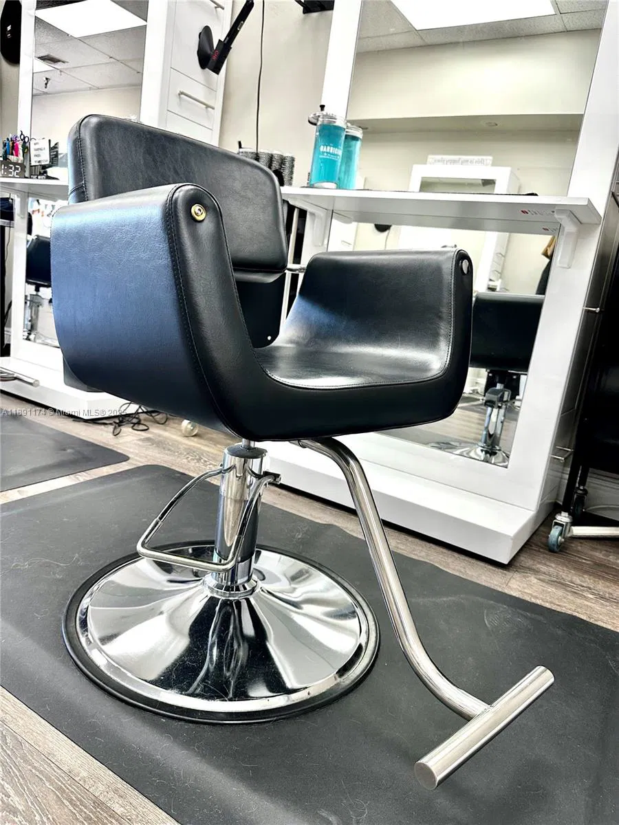 Thriving Hair Salon with Consistent Foot Traffic