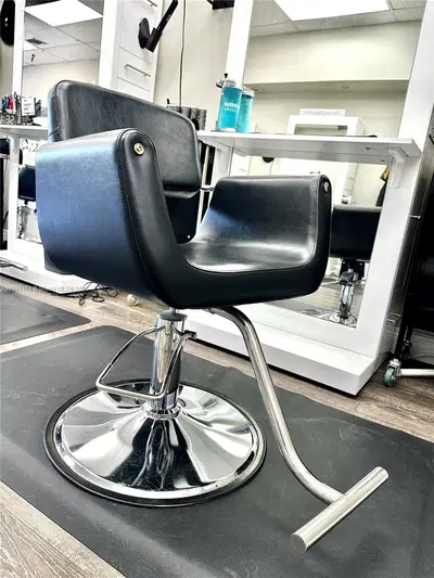 Thriving Hair Salon with Consistent Foot Traffic