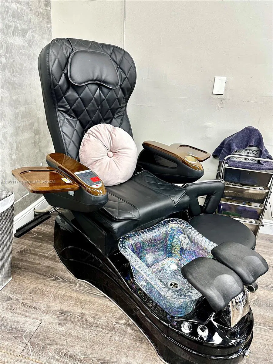 Thriving Hair Salon with Consistent Foot Traffic