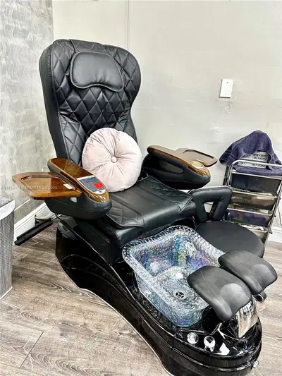 Thriving Hair Salon with Consistent Foot Traffic