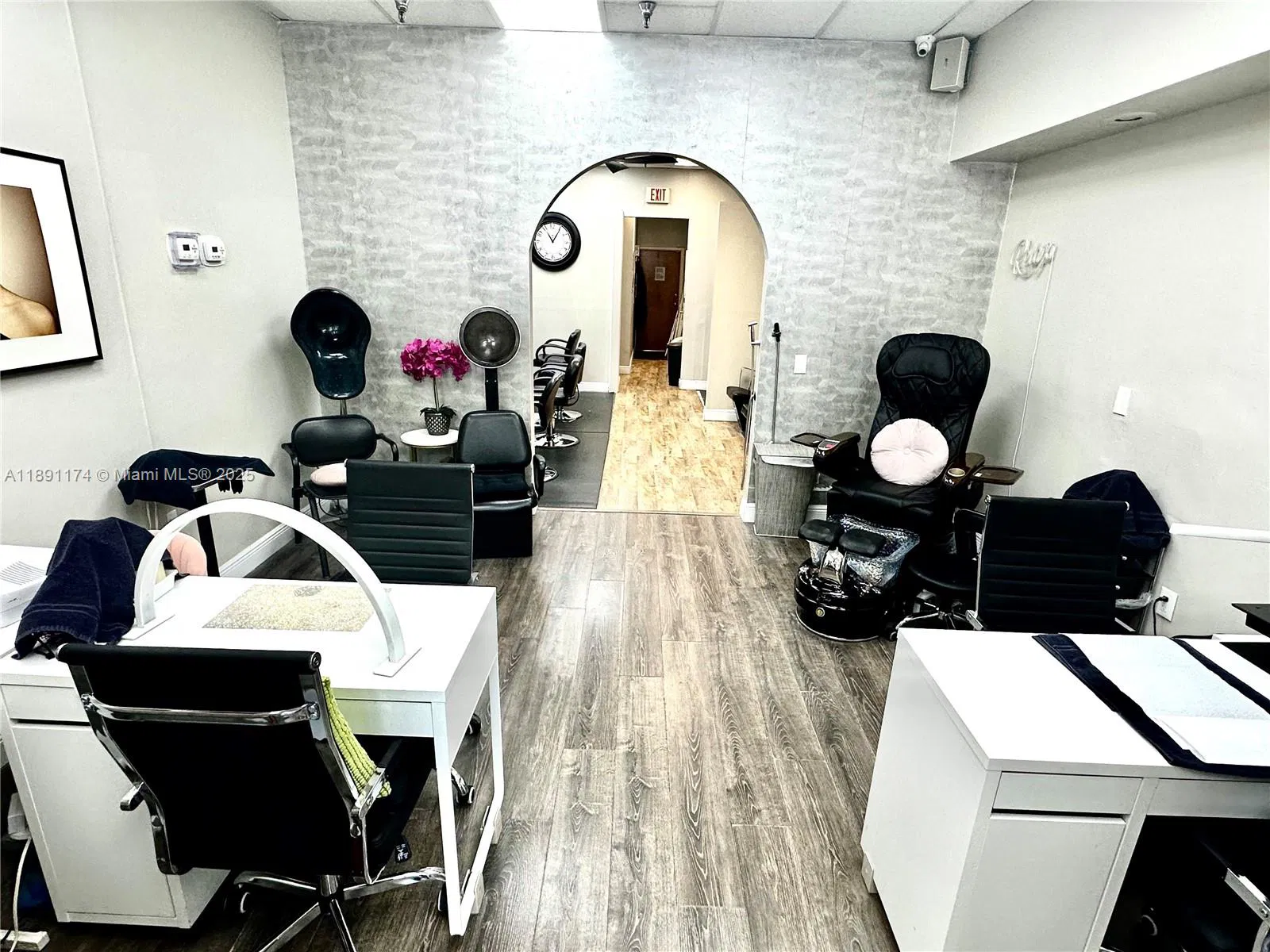 Thriving Hair Salon with Consistent Foot Traffic