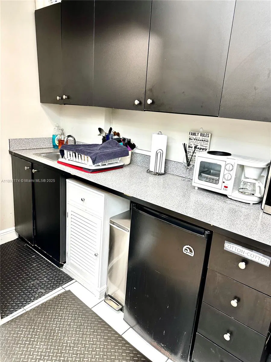 Thriving Hair Salon with Consistent Foot Traffic