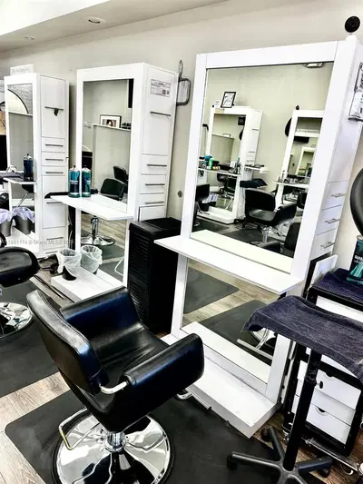 Thriving Hair Salon with Consistent Foot Traffic