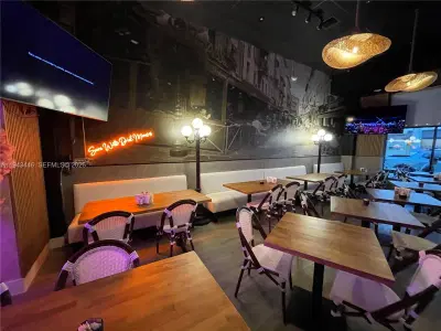 Turnkey Restaurant with Modern Design and Prime Location
