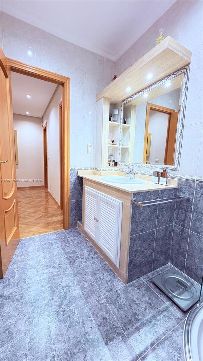 Premier Madrid Apartment with Private Parking and Storage