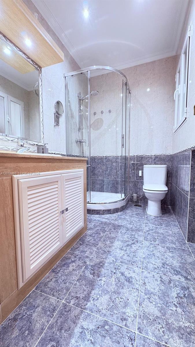 Premier Madrid Apartment with Private Parking and Storage