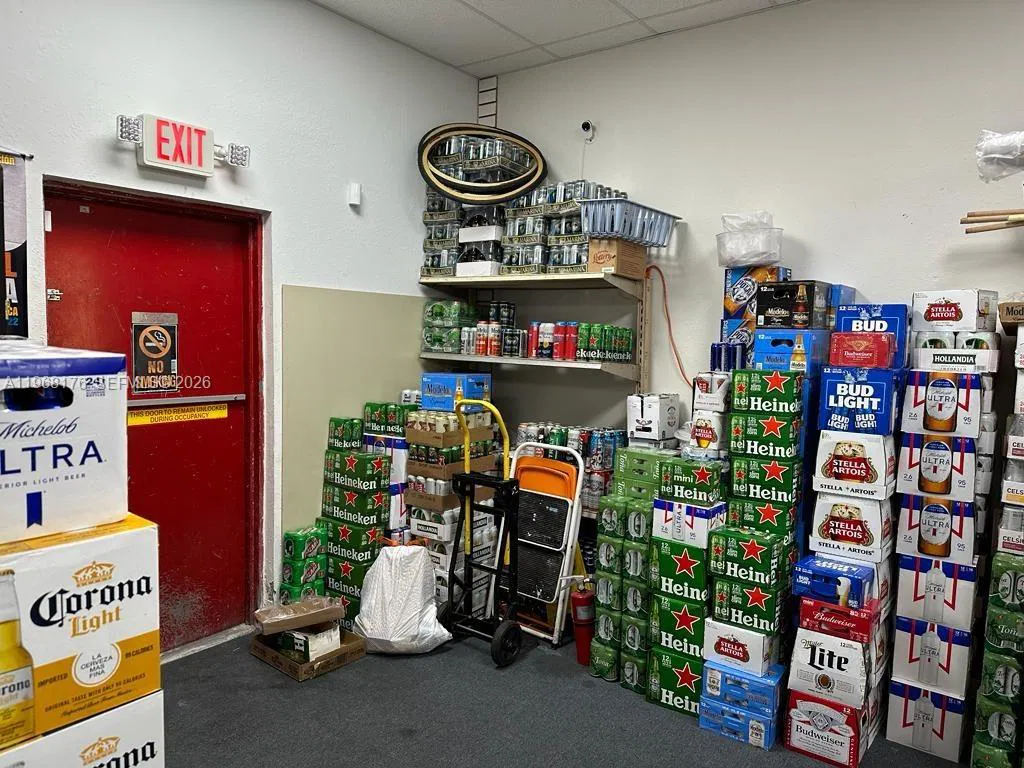 Established Convenience Store with Assignable Liquor License