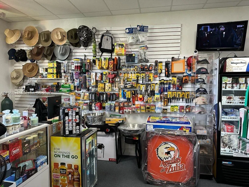 Established Convenience Store with Assignable Liquor License