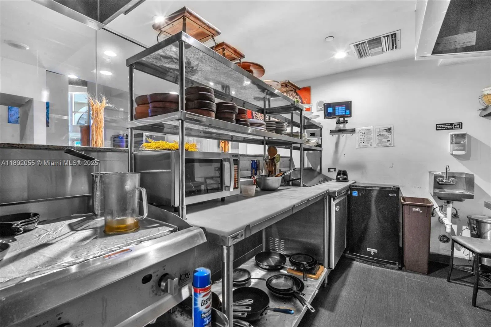 Thriving Mediterranean Restaurant with Prime Location and Loyal Clientele