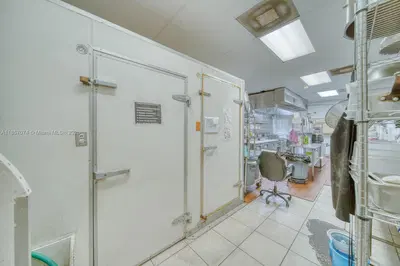 Turnkey Restaurant with Prime Plaza Location