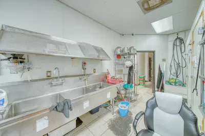 Turnkey Restaurant with Prime Plaza Location