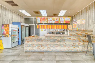 Turnkey Restaurant with Prime Plaza Location