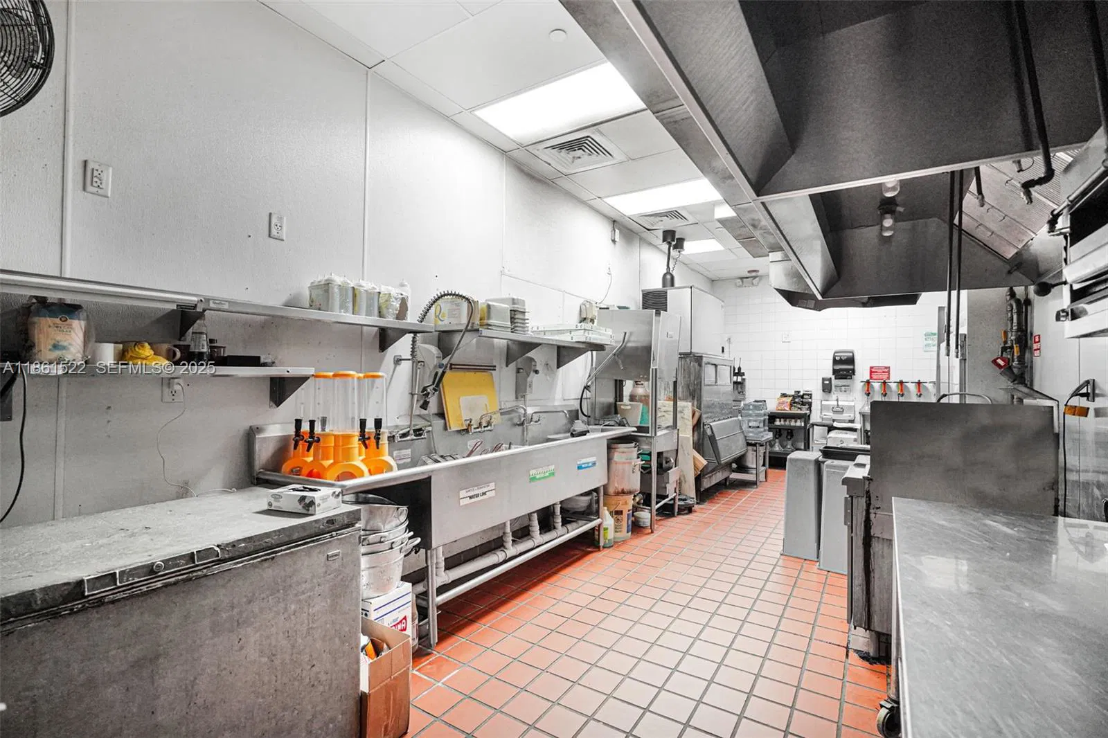 Premier Nightlife Venue with Iconic Brand Recognition