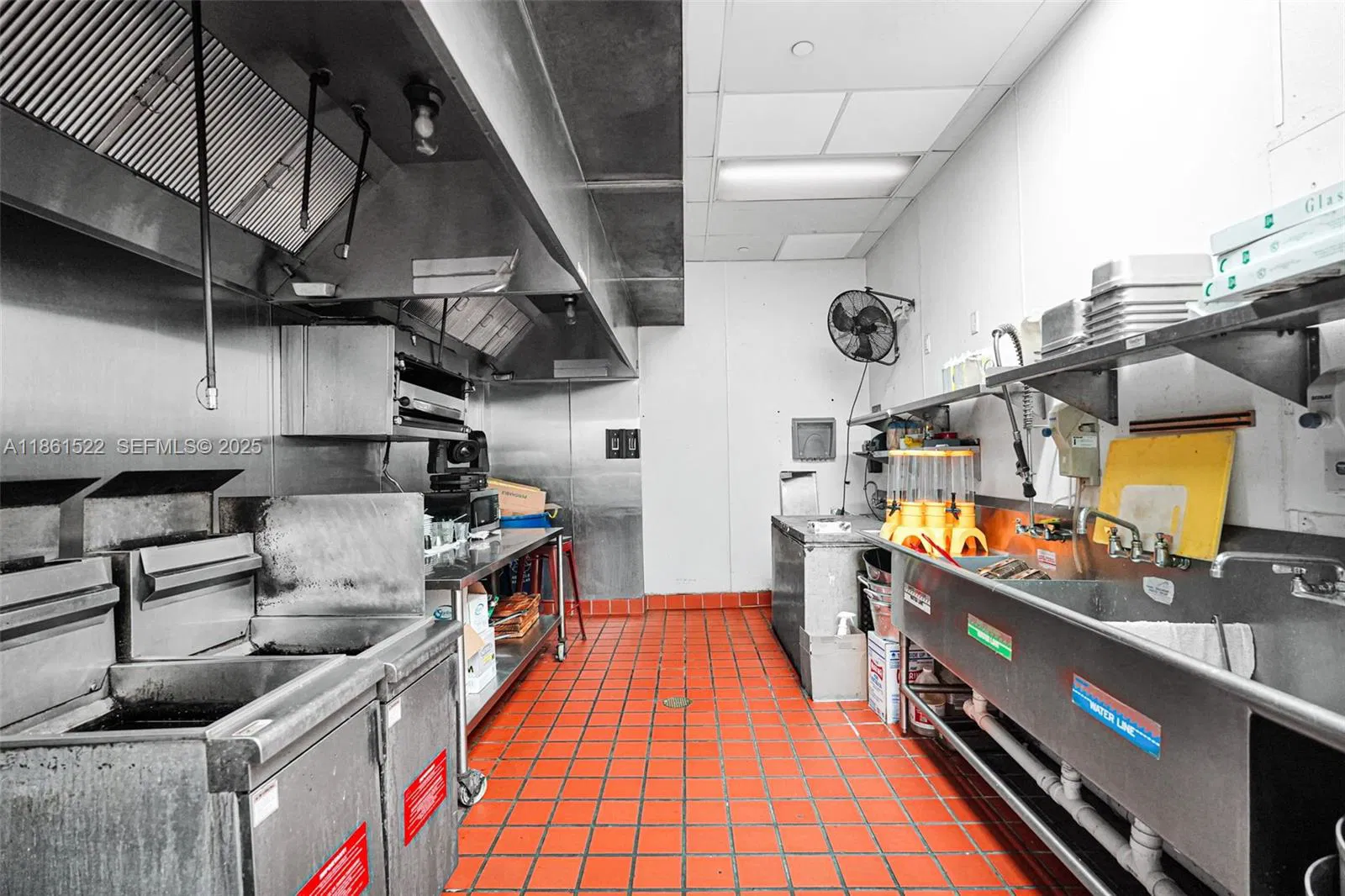 Premier Nightlife Venue with Iconic Brand Recognition