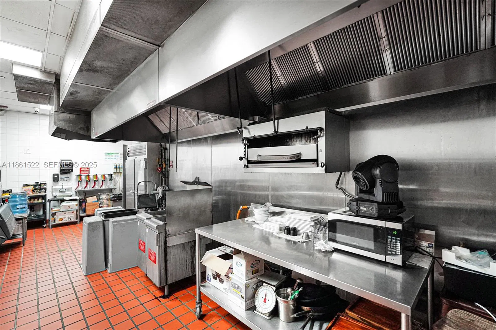 Premier Nightlife Venue with Iconic Brand Recognition