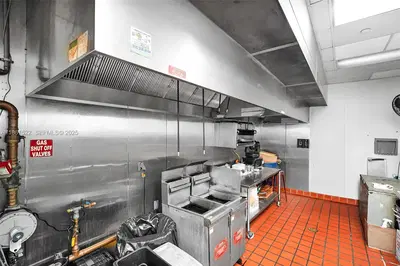 Premier Nightlife Venue with Iconic Brand Recognition