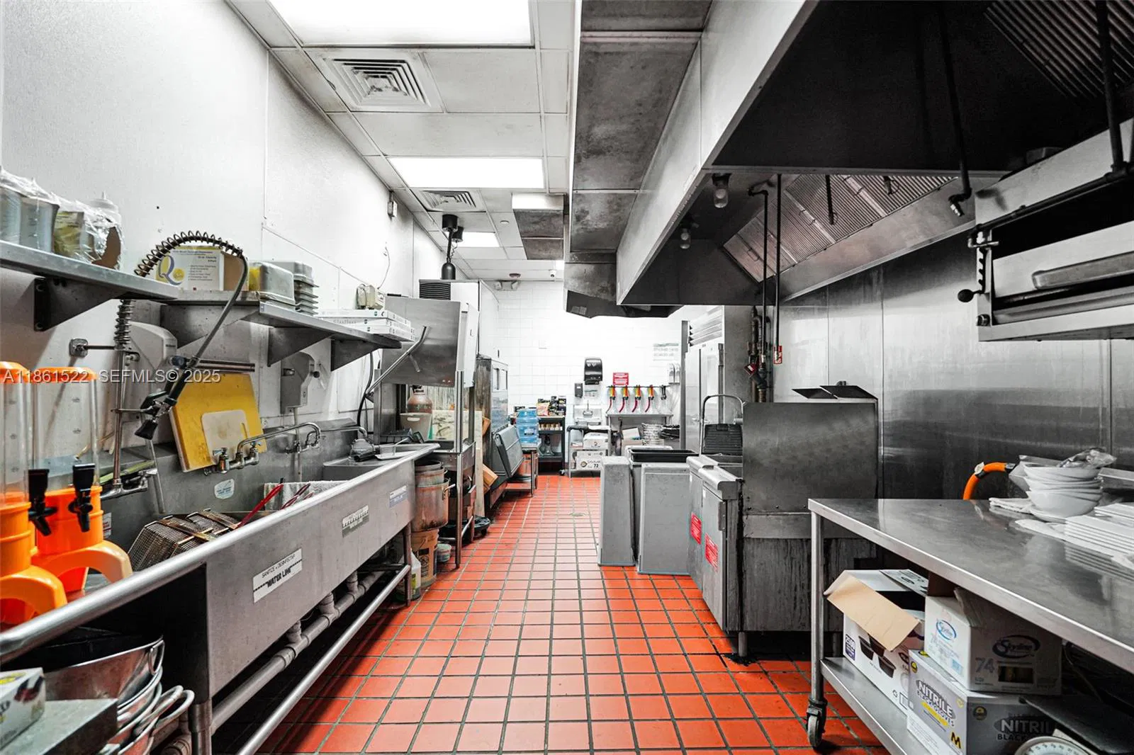 Premier Nightlife Venue with Iconic Brand Recognition