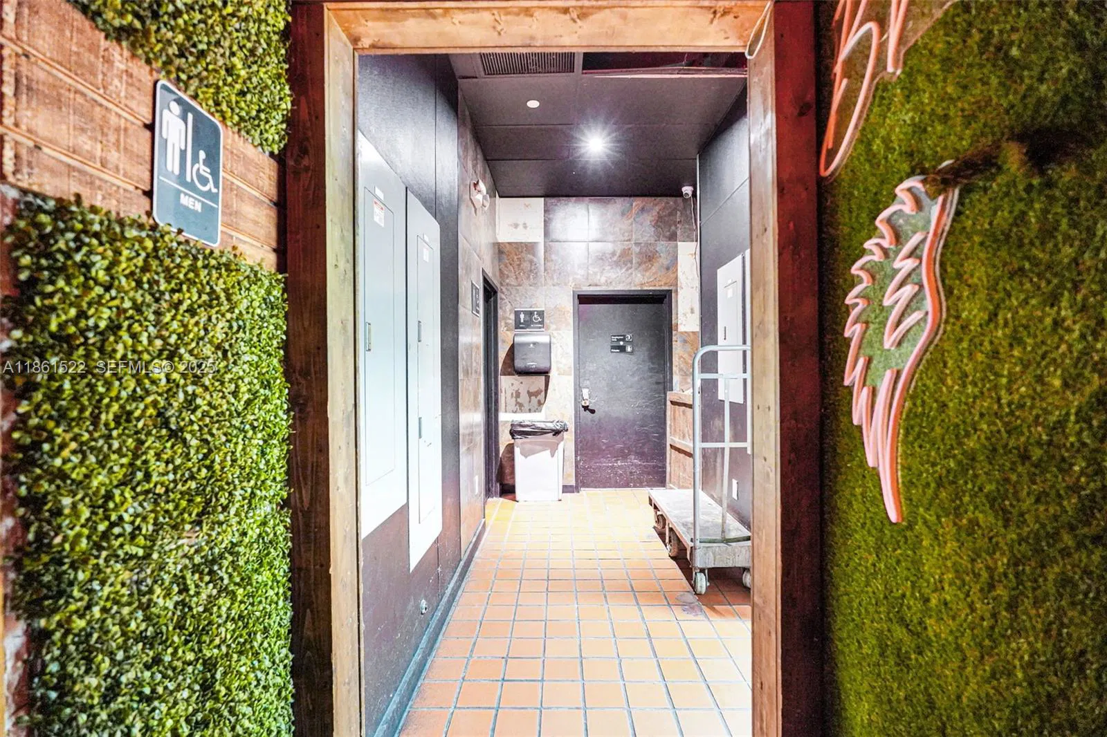 Premier Nightlife Venue with Iconic Brand Recognition