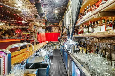 Premier Nightlife Venue with Iconic Brand Recognition