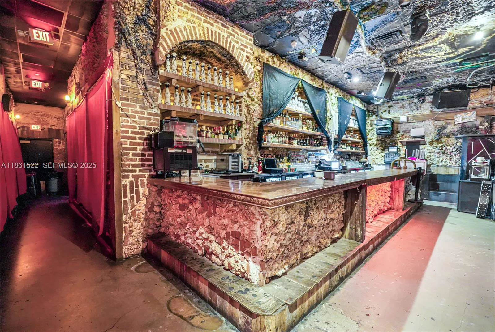 Premier Nightlife Venue with Iconic Brand Recognition