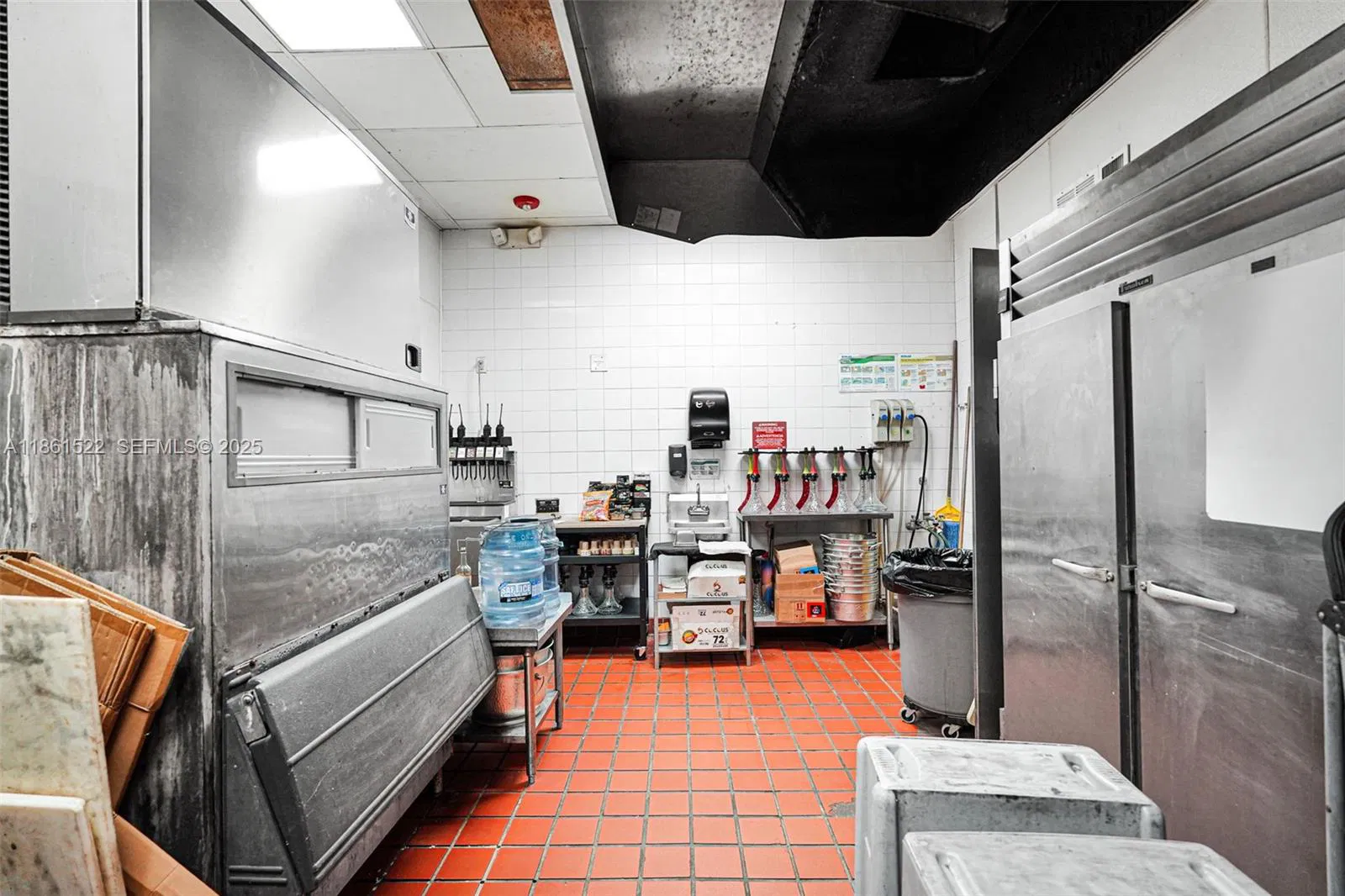 Premier Nightlife Venue with Iconic Brand Recognition