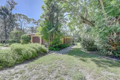 Premier Honey Bee Farm with National Brand Recognition