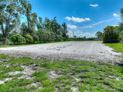 Premier Honey Bee Farm with National Brand Recognition