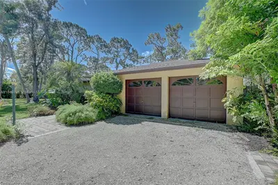 Premier Honey Bee Farm with National Brand Recognition