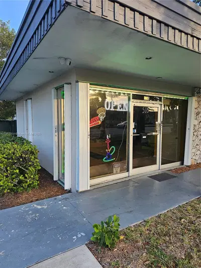 Profitable Smoke Shop with Turnkey Operations