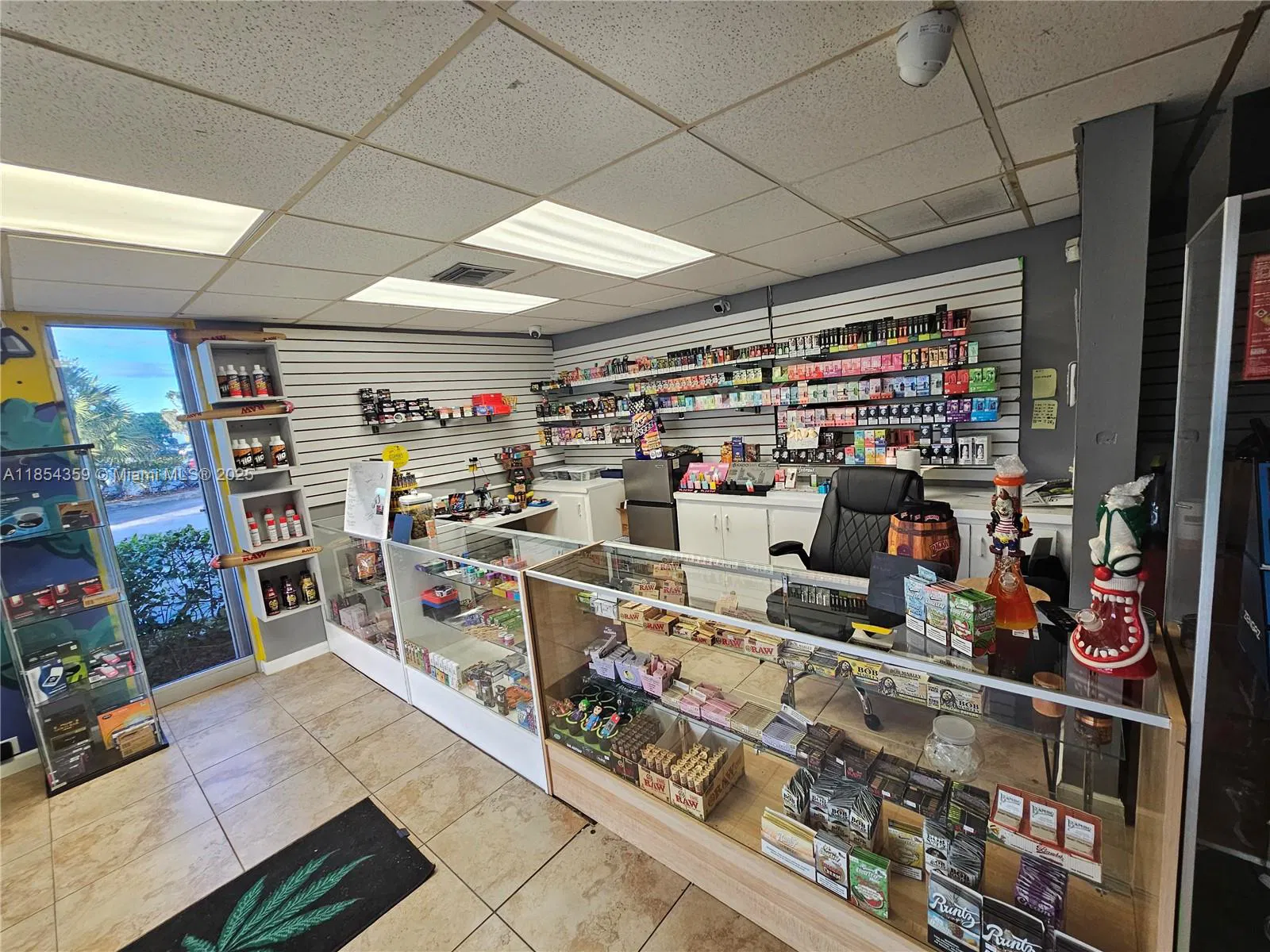 Profitable Smoke Shop with Turnkey Operations