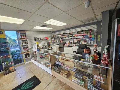 Profitable Smoke Shop with Turnkey Operations