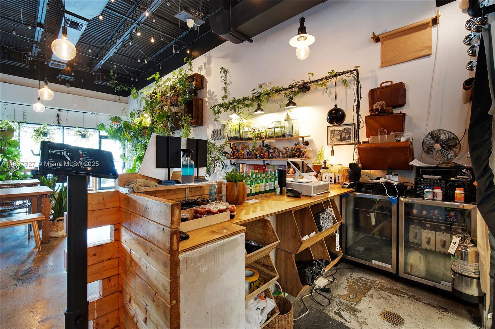 Turnkey Restaurant with Full Liquor License