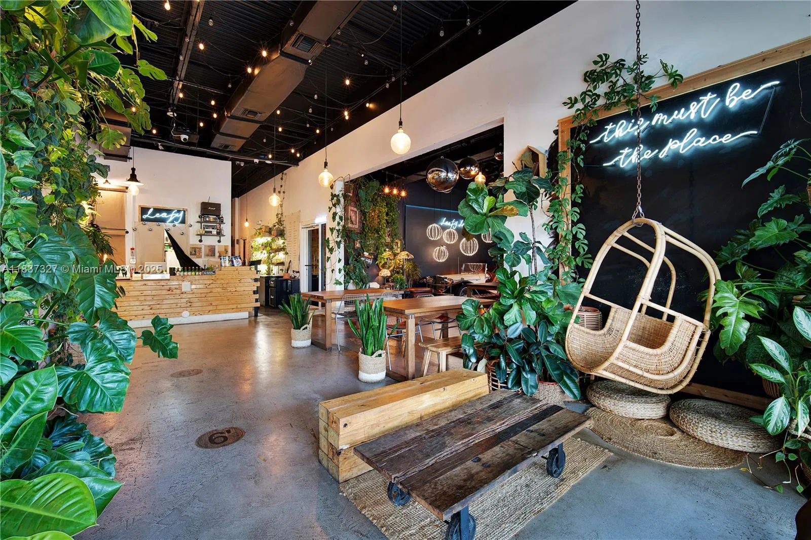 Turnkey Restaurant with Full Liquor License