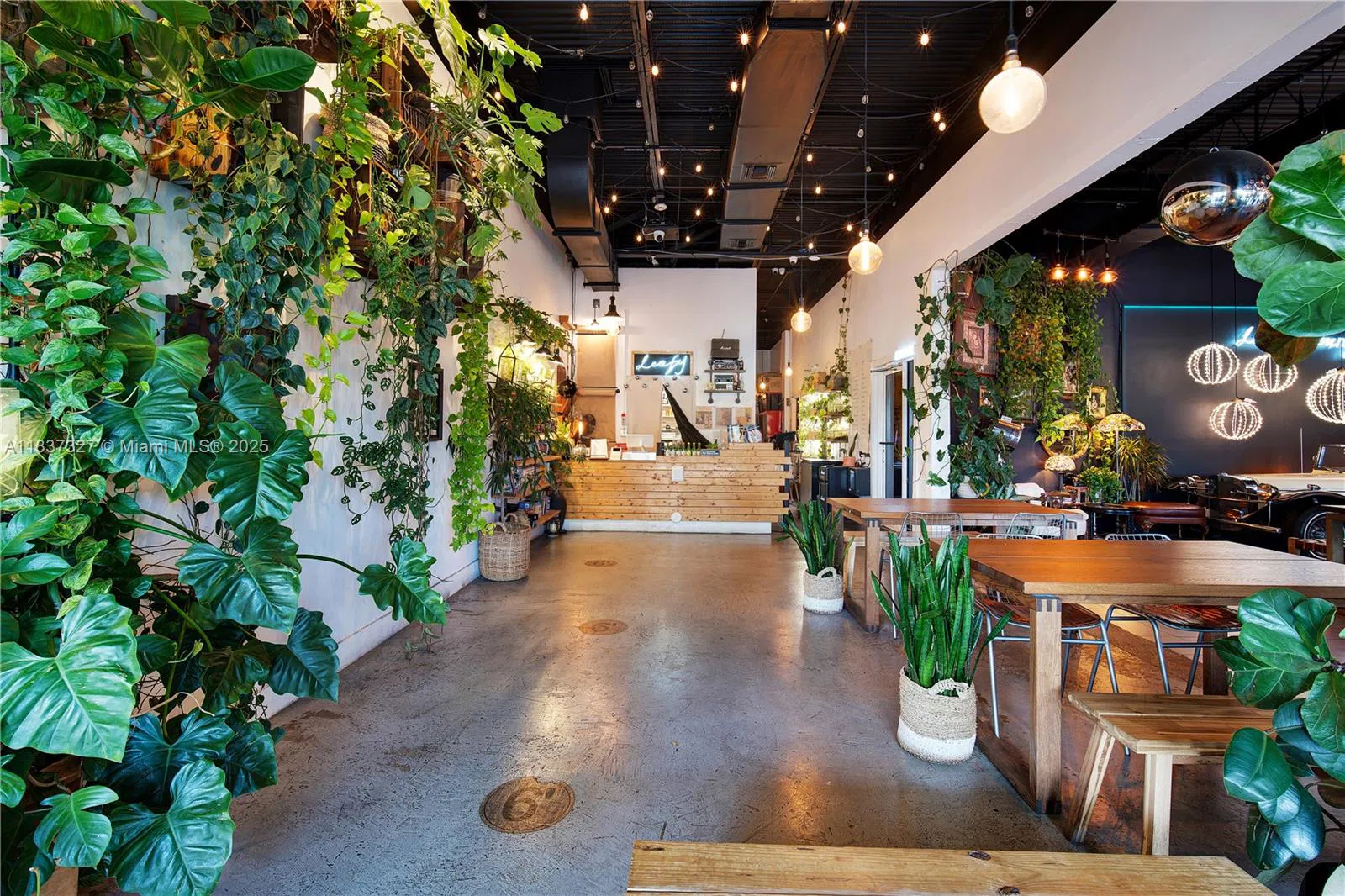 Turnkey Restaurant with Full Liquor License