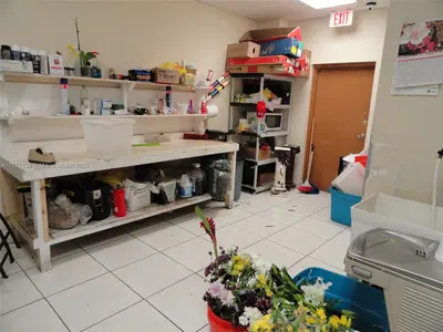 Turnkey Flower Shop with Excellent Visibility